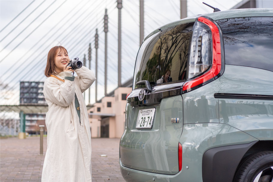 トヨタの最小ミニバン新型SIENTA（新型シエンタ）外観後方バックと西日本総合展示場本館とソロ活女子撮影