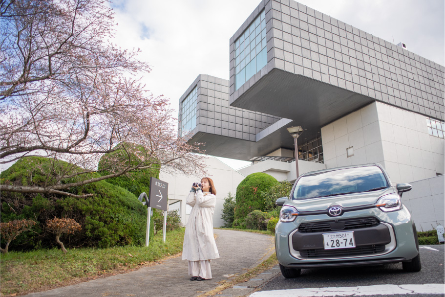 トヨタの最小ミニバン新型SIENTA（新型シエンタ）外観正面フロントと北九州市立美術館本館とソロ活女子撮影