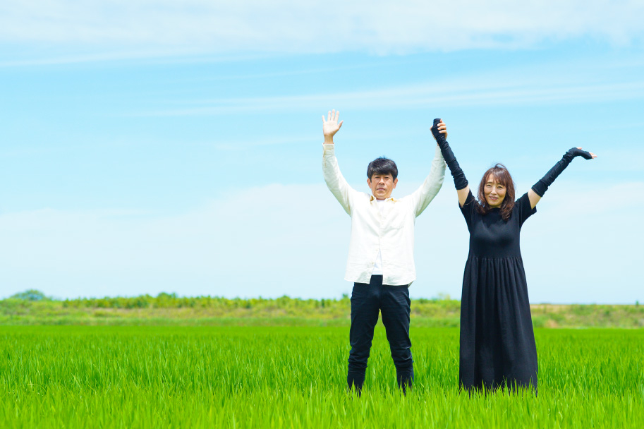 新型プリウスの試乗で訪れた北九州市小倉南区曽根新田南の曽根新田でご夫婦がバンザイをしている画像