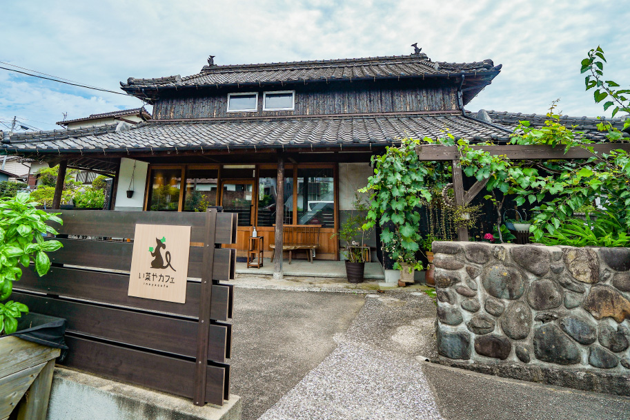 古い納屋を改装した「い菜やカフェ」外観