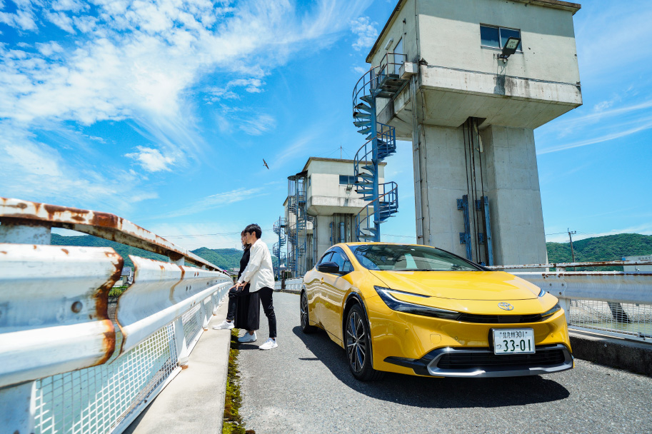 新型プリウスHYBRIDのZグレードHEVマスタードを北九州市小倉南区沼南の竹馬川防潮水門管理橋で撮影した画像