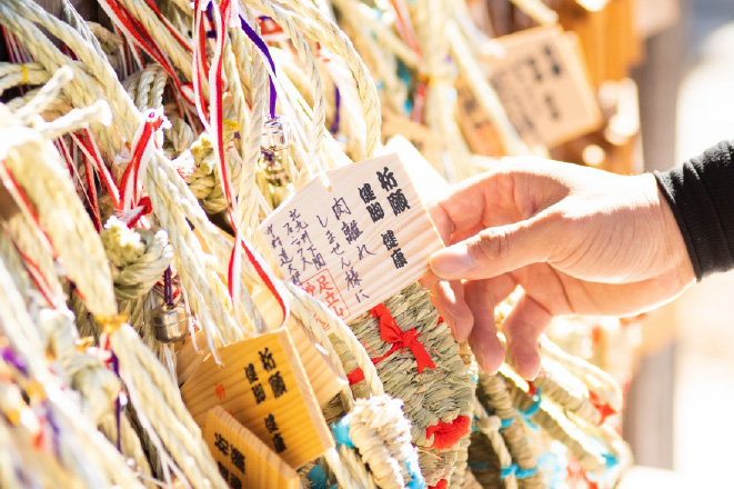 御祖神社みおや（足立山妙見宮）にて北九州下関フェニックス中村道大郎選手が肉離れしないようお願いごとを書いたわらじ絵馬