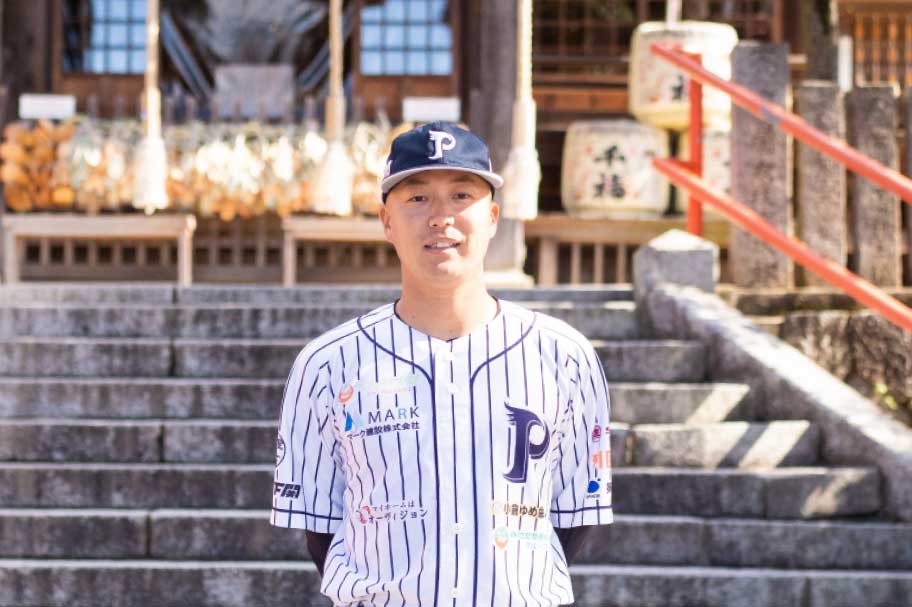 新型クラウン(スポーツ)を試乗する北九州下関フェニックス中村道大郎選手