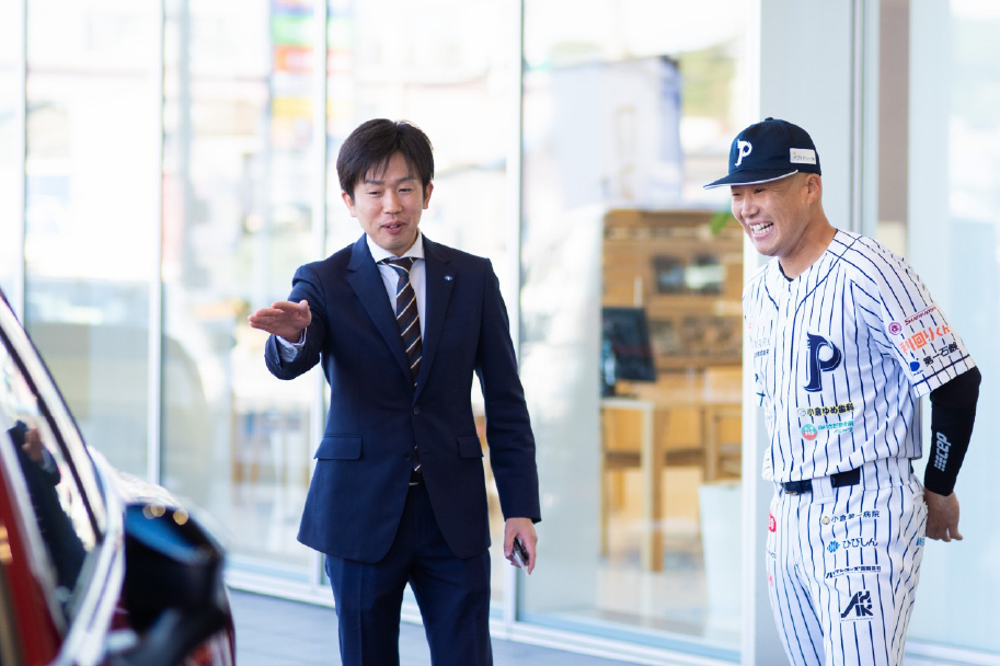 ネッツトヨタ北九州小倉本店にて新型クラウン(スポーツ)の説明を受ける北九州下関フェニックス中村道大郎選手