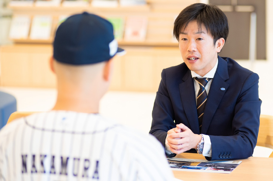ネッツトヨタ北九州小倉本店にて新型クラウン(スポーツ)の 試乗について 説明を受ける北九州下関フェニックス中村道大郎選手