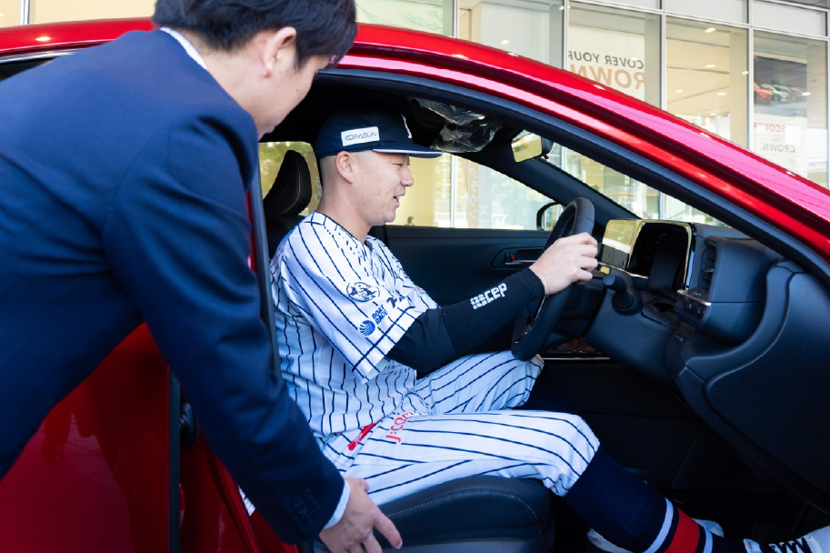 ネッツトヨタ北九州小倉本店にて新型クラウン(スポーツ)のパワーイージーアクセスシステムの説明を受ける中村道大郎選手