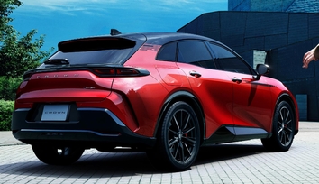 【モデル入り素材】SPORT RS（2.5Lプラグインハイブリッド車）