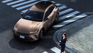 【モデル入り素材】SPORT Z（2.5Lハイブリッド車）