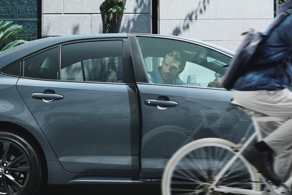 【モデル入り素材】安心降車アシスト［SEA］　［W×B、Gグレードに標準装備