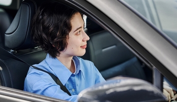 【モデル入り素材】駐車のしやすさをサポート　イメージ