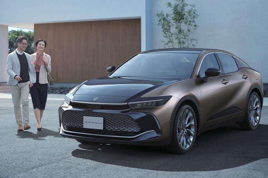 【モデル入り素材】CROSSOVER Z（2.5Lハイブリッド車）