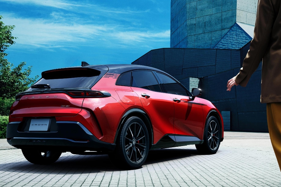 【モデル入り素材】SPORT RS（2.5Lプラグインハイブリッド車）