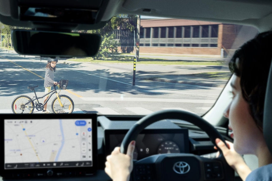 【モデル入り素材】ぶつからないをサポート　イメージ　