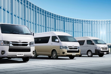 （左）：VAN・2WD・2800ディーゼル・標準ボディ・スーパーGL