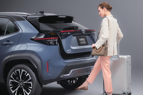 【モデル入り素材】ハンズフリーパワーバックドア（挟み込み防止機能＊停止位置メモリー機能・予約ロック機能付）　