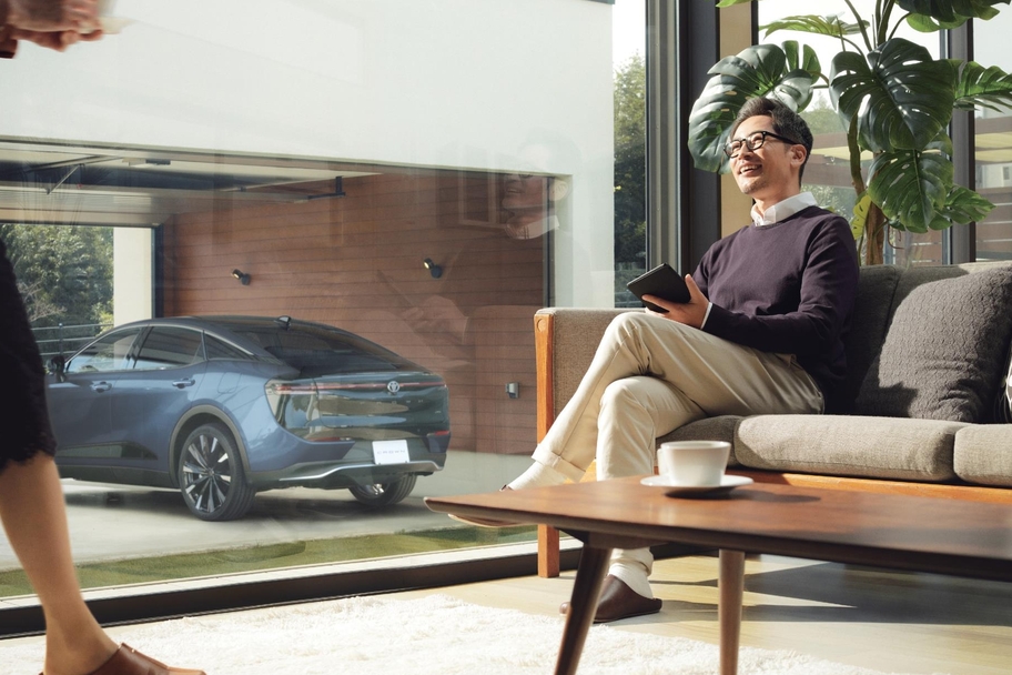 【モデル入り素材】CROSSOVER RS（2.4Lターボハイブリッド車）