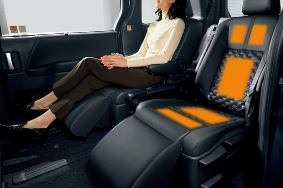 【モデル入り素材】オットマン＆シートヒーター（セカンドシート）