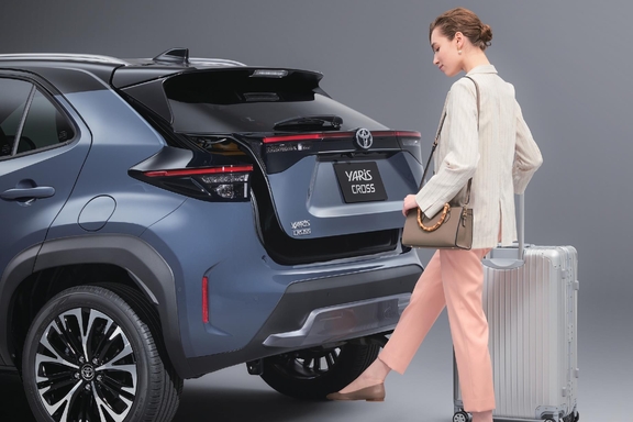 【モデル入り素材】ハンズフリーパワーバックドア（挟み込み防止機能＊停止位置メモリー機能・予約ロック機能付）　