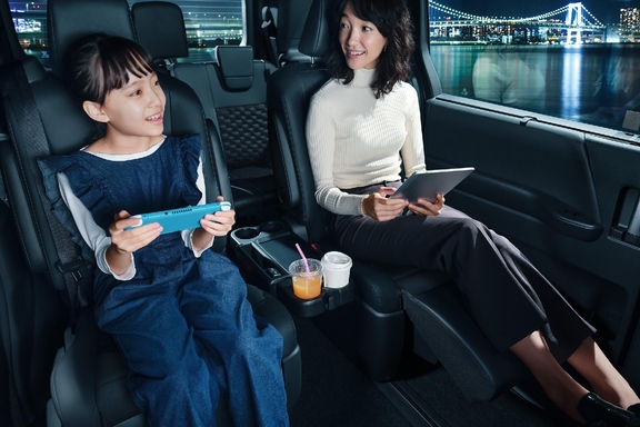 【モデル入り素材】車内Wi-Fi　イメージ