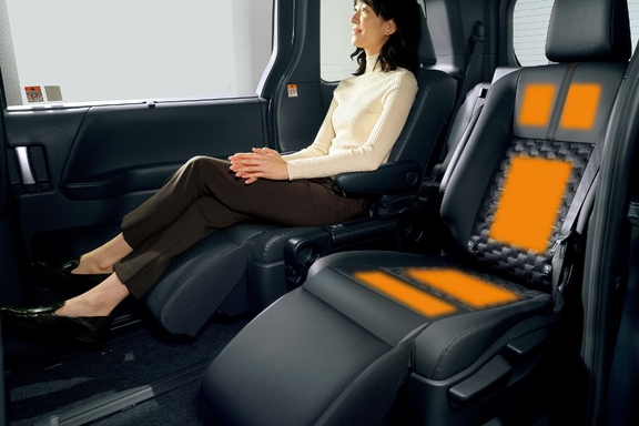 【モデル入り素材】オットマン＆シートヒーター（セカンドシート）