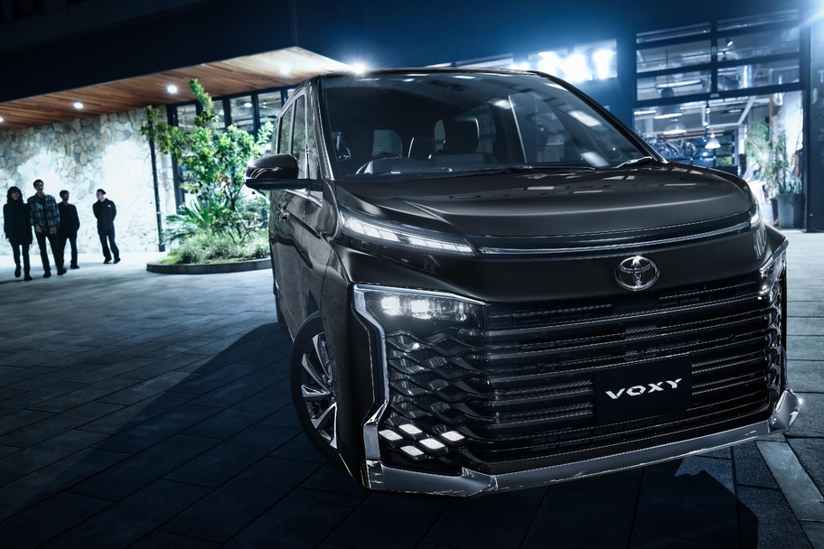 【モデル入り素材】S-Z（ハイブリッド・2WD・7人乗り）