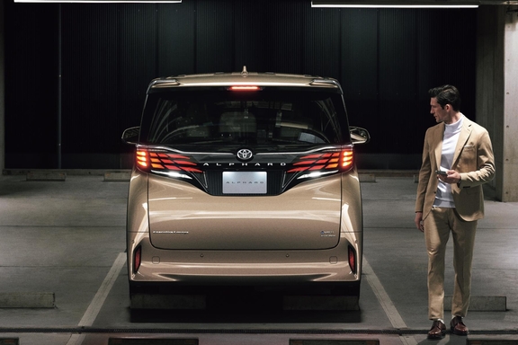 【モデル入り素材】Executive Lounge（ハイブリッド・E-Four）