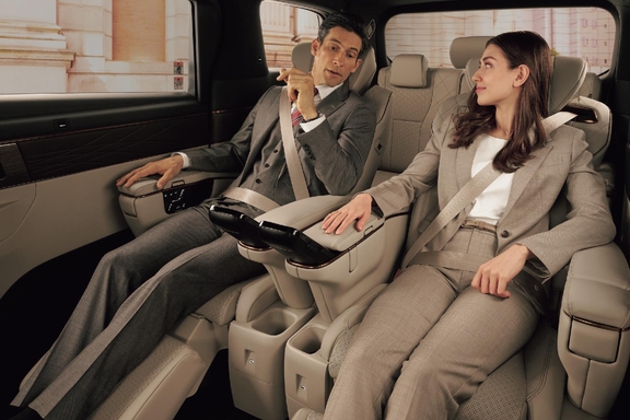 【モデル入り素材】Executive Lounge（ハイブリッド・E-Four）