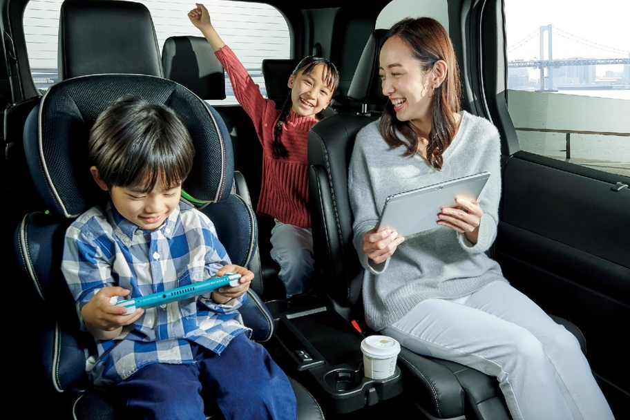 【モデル入り素材】車内Wi-Fi　イメージ