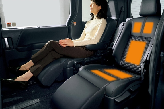 【モデル入り素材】オットマン＆シートヒーター（セカンドシート）