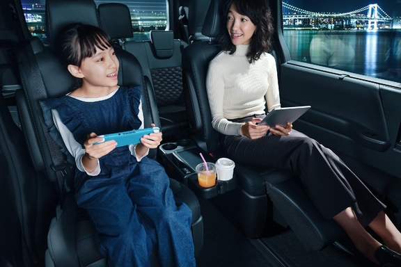 【モデル入り素材】車内Wi-Fi　イメージ