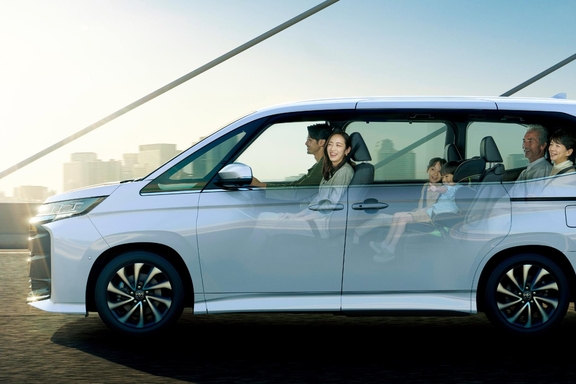 【モデル入り素材】S-Z（ハイブリッド・2WD・7人乗り）