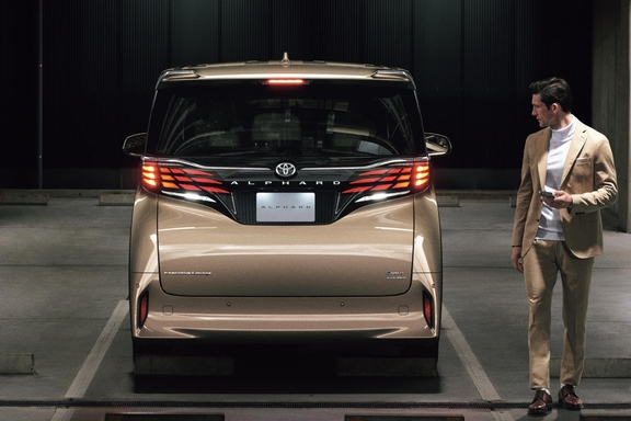 【モデル入り素材】Executive Lounge（ハイブリッド・E-Four）