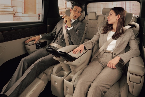 【モデル入り素材】Executive Lounge（ハイブリッド・E-Four）