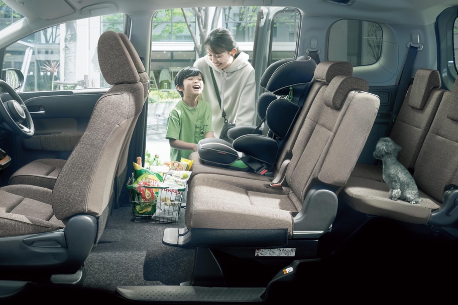 【モデル入り素材】Z（ハイブリッド・2WD・7人乗り）