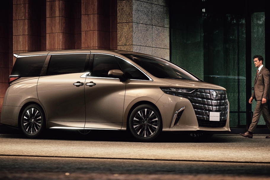 【モデル入り素材】Executive Lounge（ハイブリッド・E-Four）