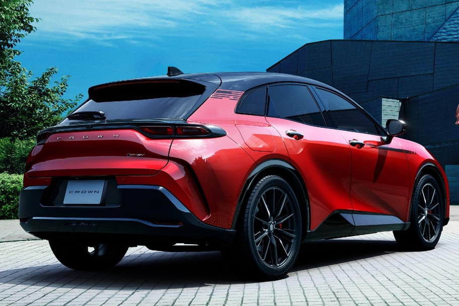 【モデル入り素材】SPORT RS（2.5Lプラグインハイブリッド車）