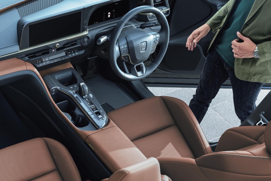 【モデル入り素材】SPORT Z（2.5Lハイブリッド車）