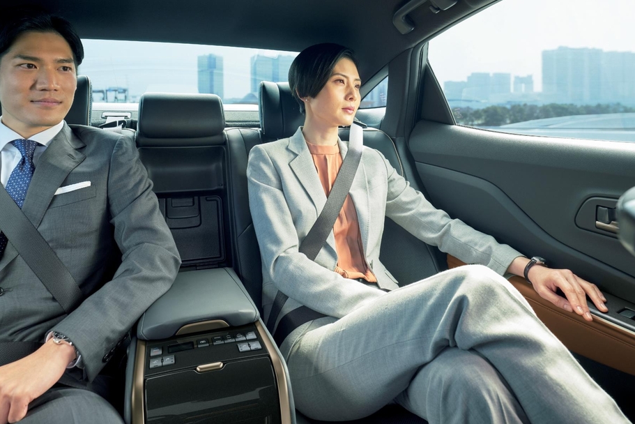 【モデル入り素材】CROSSOVER RS（2.4Lターボハイブリッド車）