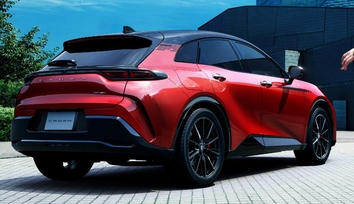 【モデル入り素材】SPORT RS（2.5Lプラグインハイブリッド車）