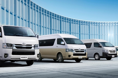 （左）：VAN・2WD・2800ディーゼル・標準ボディ・スーパーGL